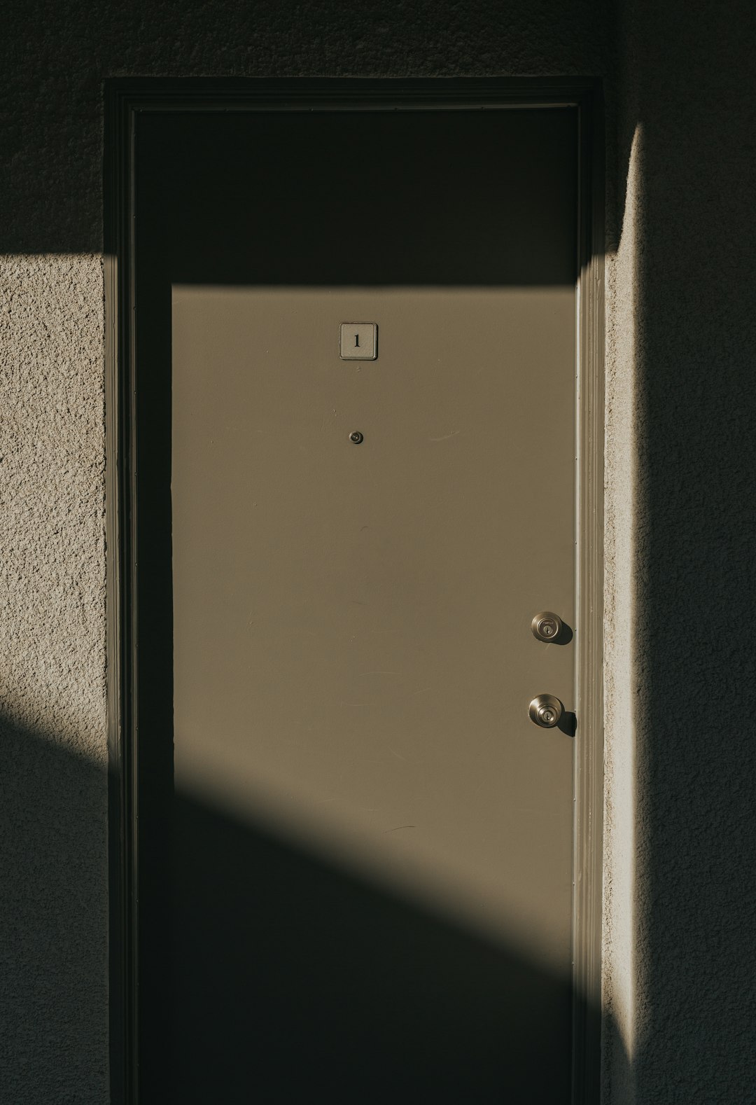 closed-gray-wooden-door-5ok5szbzpba